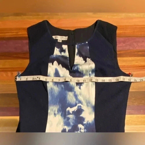 Kay Unger Cloud print blue sleeveless keyhole sheath dress, 10 - Picture 6 of 9